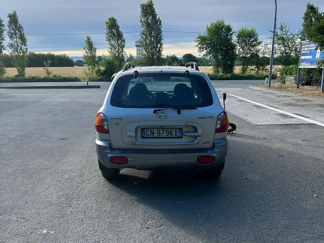 Usata Hyundai Santa Fe Dynamiq 92 CV (67 kW) 2004 Argento SUV