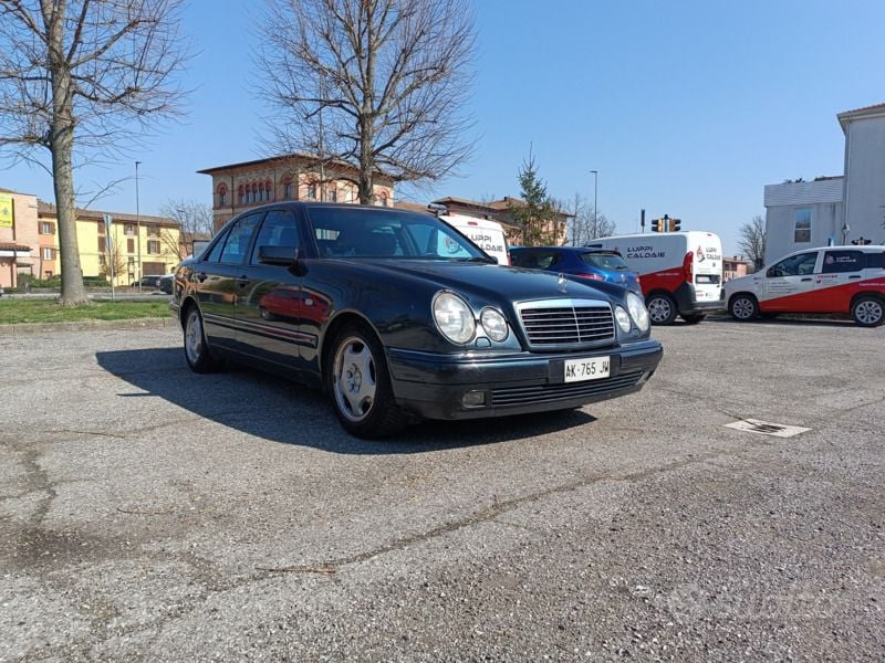 Blu Usata 1996 Mercedes E200 Avantgarde Tre volumi | 6000 € (Buon prezzo) - Immagine 1/4