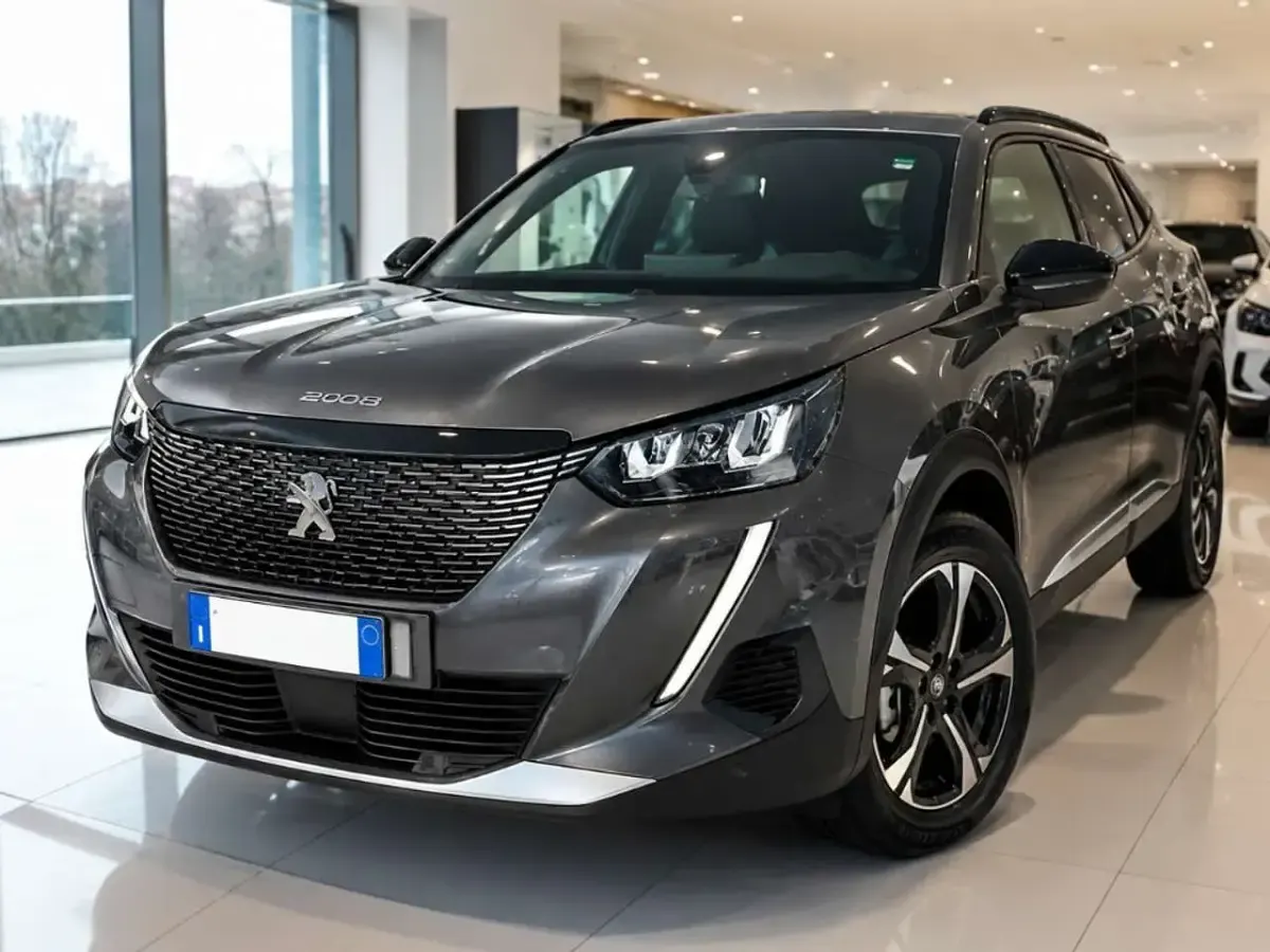 Usata Peugeot 2008 Allure 131 CV (96 kW) 2023 Grigio platino SUV