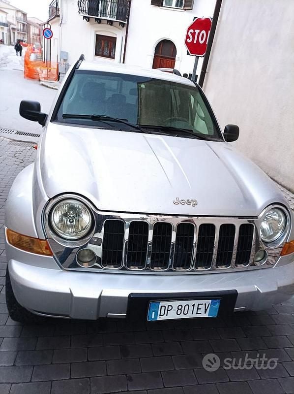 Usata Jeep Cherokee 163 CV (119 kW) 2008 Grigio SUV