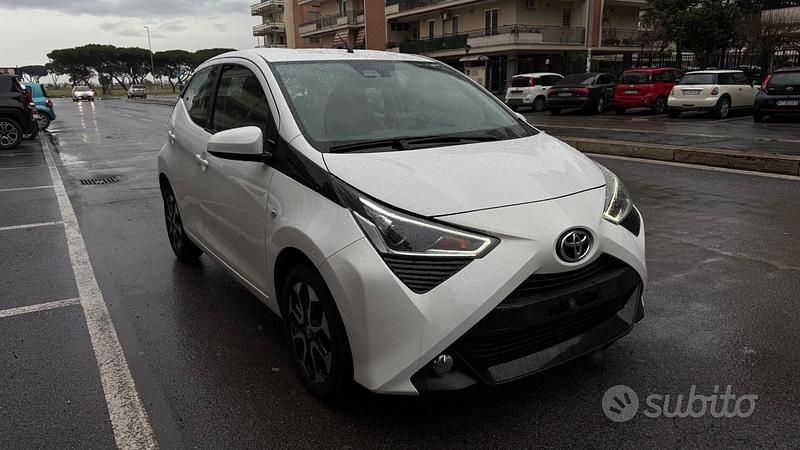 Usata Toyota Aygo Connect Style 72 CV (52 kW) 2021 Bianco Utilitaria