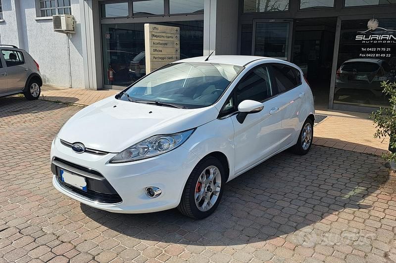 Usata Ford Fiesta Titanium 71 CV (52 kW) 2012 Bianco Utilitaria