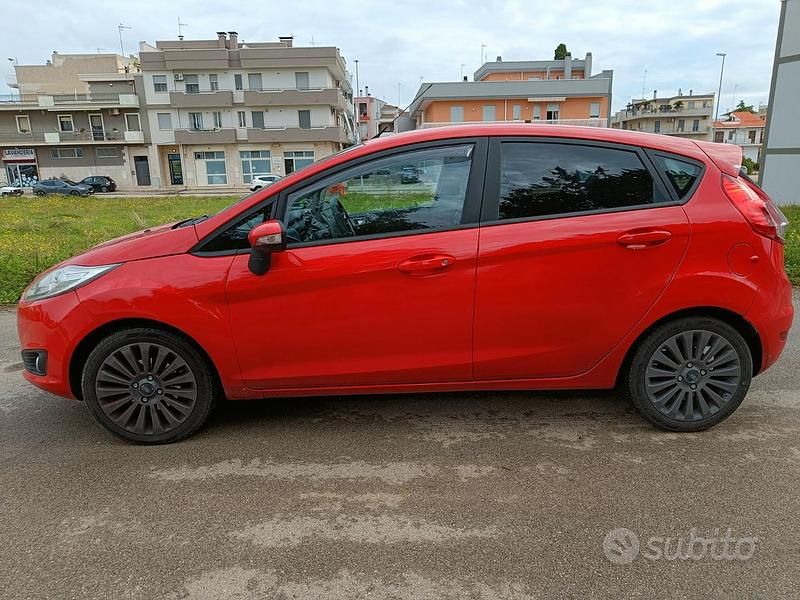 Usata Ford Fiesta Titanium 75 CV (55 kW) 2016 Rosso Utilitaria