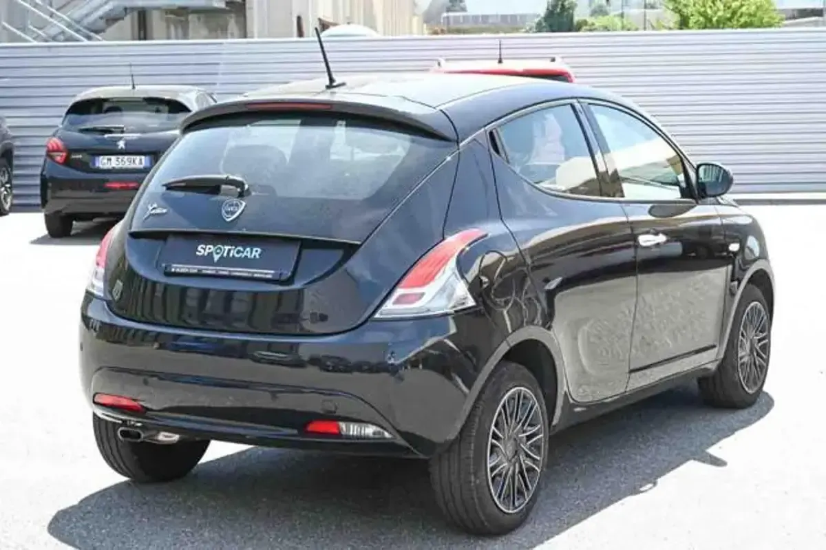 Usata Lancia Ypsilon Gold 69 CV (50 kW) 2022 Nero Utilitaria