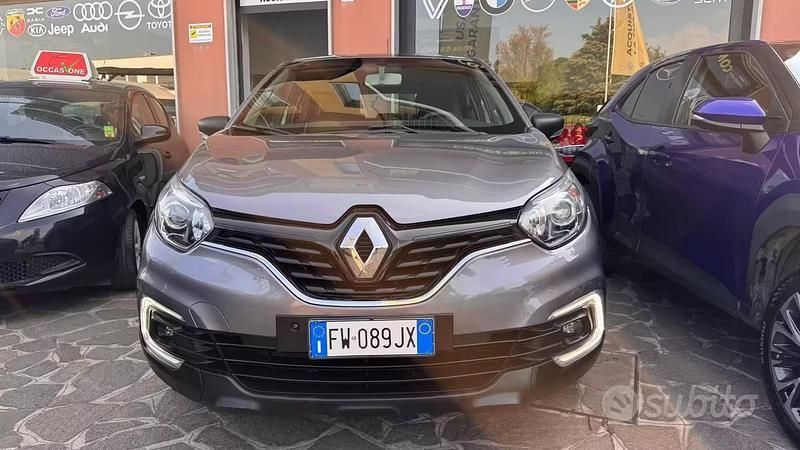 Usado Renault Captur 90 CV (66 kW) 2019 Gris SUV