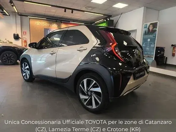 Usata Toyota Aygo X Lounge 72 CV (52 kW) 2022 Beige SUV