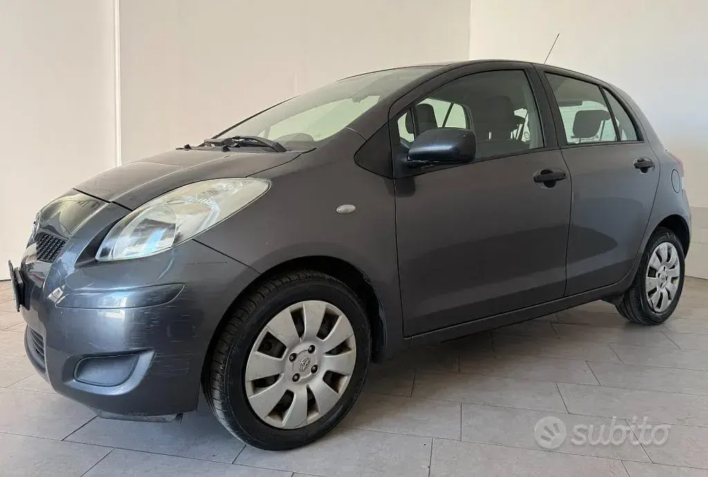 Usata Toyota Yaris Luxury 69 CV (50 kW) 2009 Grigio Utilitaria