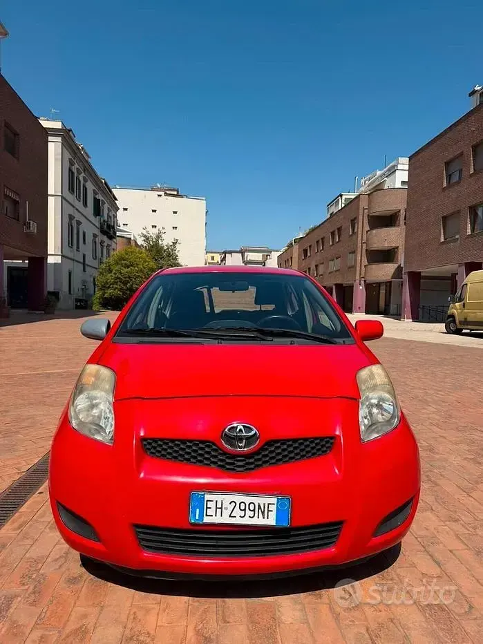Usata Toyota Yaris 69 CV (50 kW) 2011 Rosso Utilitaria