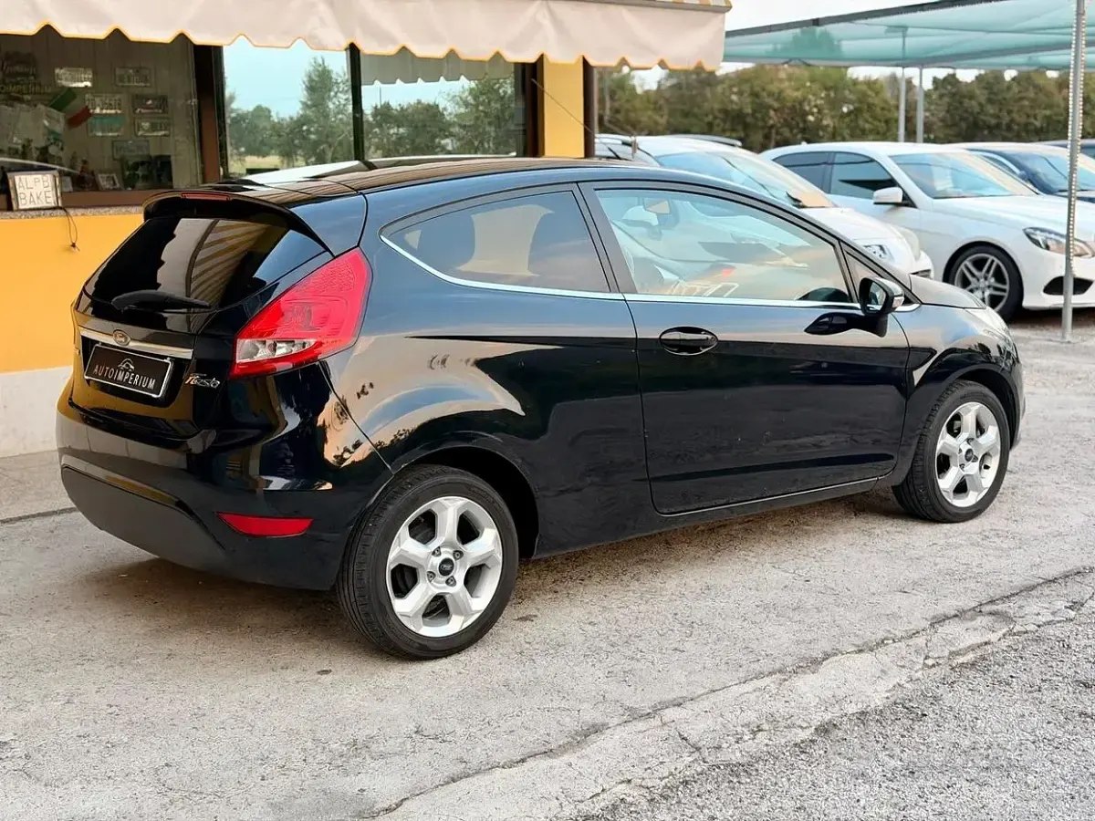 Usata Ford Fiesta Titanium 68 CV (50 kW) 2009 Nero Berlina