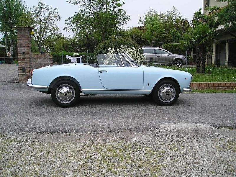 Usata Alfa Romeo Giulia Spider 98 CV (72 kW) 1962 Blu/azzurro Cabrio