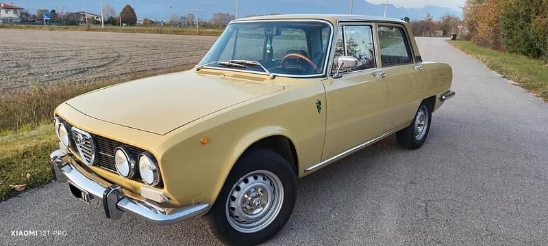 Usata Alfa Romeo 2000 130 CV (95 kW) 1974 Giallo Berlina