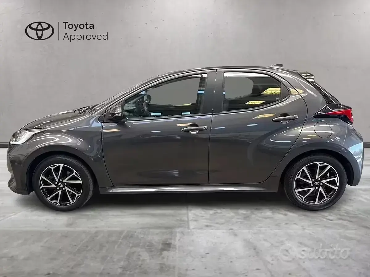 Usata Toyota Yaris Hybrid Trend 92 CV (67 kW) 2023 Grigio Berlina