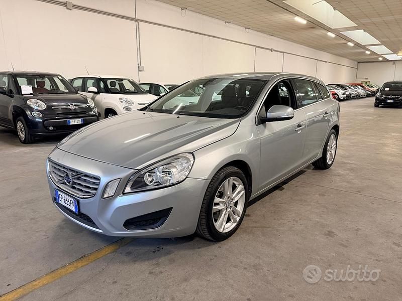 Käytetty Volvo V60 Momentum 115 HP (84 kW) 2012 Harmaa Farmari