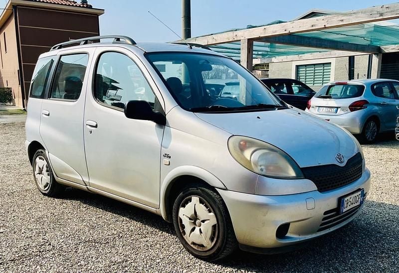Usata Toyota Yaris Verso Luna 75 CV (55 kW) 2002 Argento Monovolume