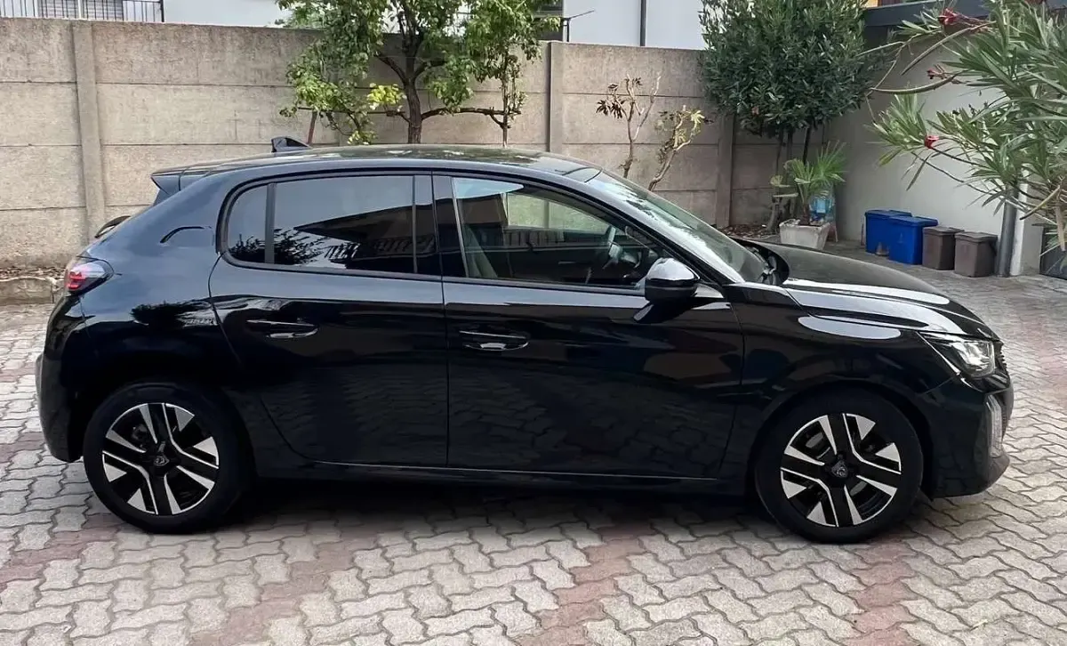 Usata Peugeot 208 Allure 101 CV (74 kW) 2025 Utilitaria