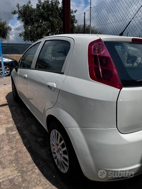 Usata Fiat Grande Punto 69 CV (50 kW) 2011 Bianco Utilitaria