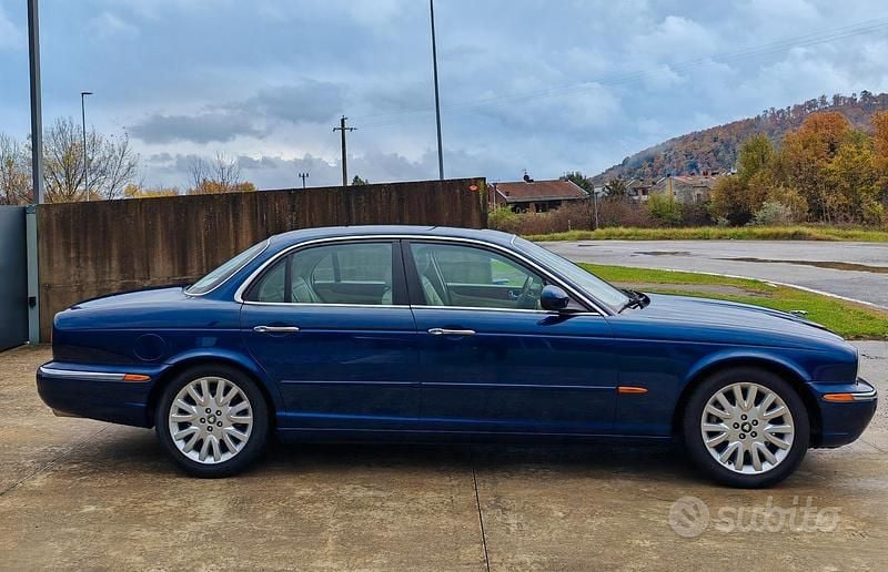 Usata Jaguar XJ8 258 CV (189 kW) 2003 Blu Berlina