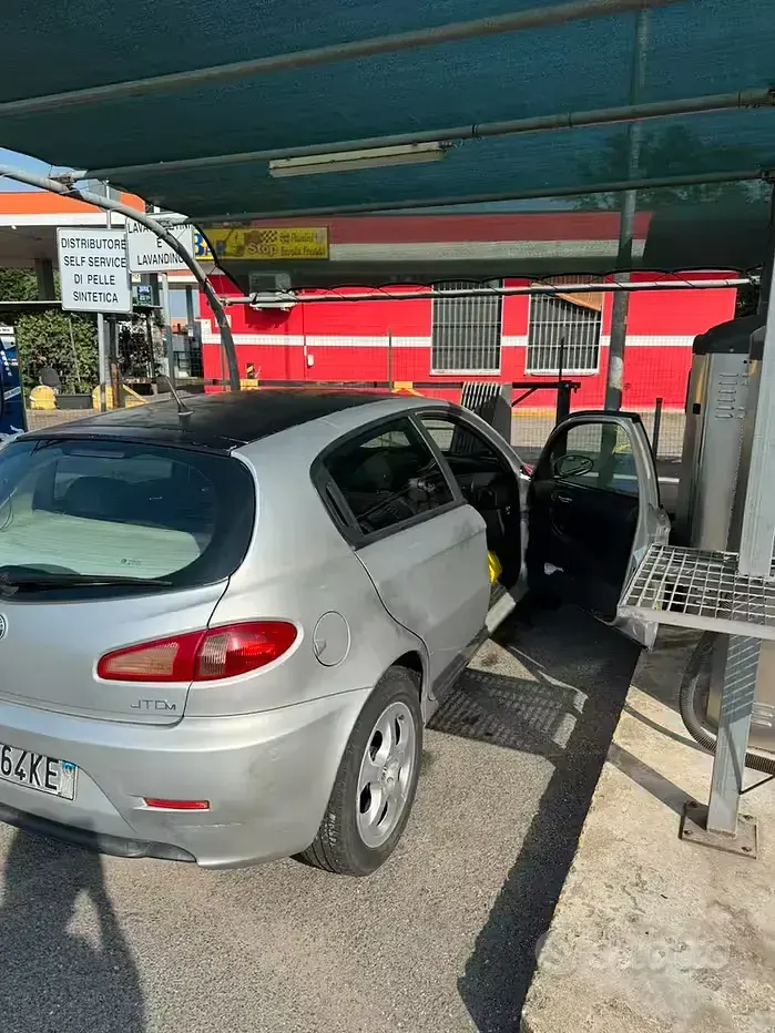 Usata Alfa Romeo 147 120 CV (88 kW) 2007 Grigio Utilitaria