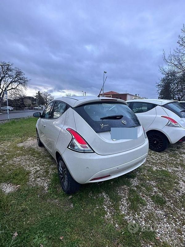 Usata Lancia Ypsilon Gold 69 CV (50 kW) 2016 Bianco Utilitaria