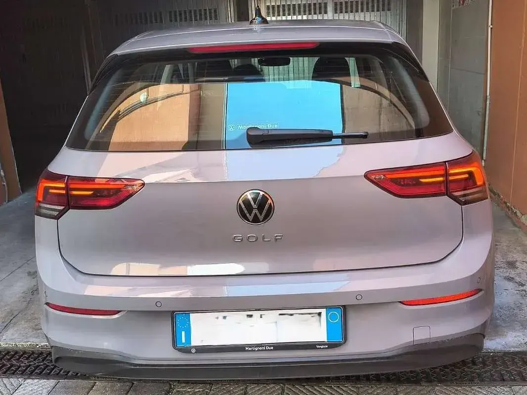 Usata VW Golf VIII Life 131 CV (96 kW) 2021 Grigio Utilitaria