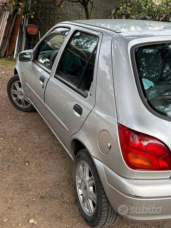 Usata Ford Fiesta Ghia 75 CV (55 kW) 2000 Grigio Utilitaria