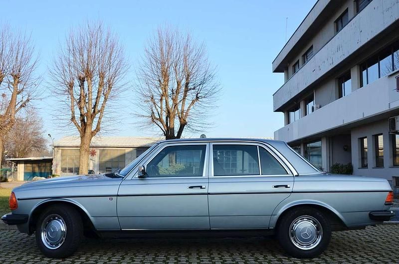 Usata Mercedes 240 72 CV (52 kW) 1982 Grigio Berlina