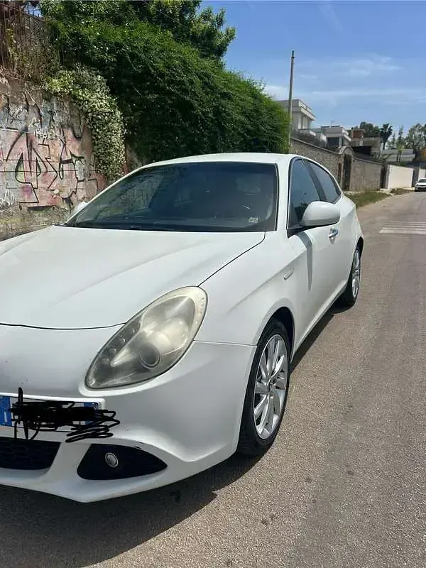 Usata Alfa Romeo Giulietta Progression 105 CV (77 kW) 2010 Bianco Utilitaria