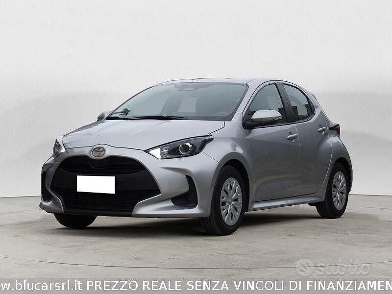 Grigio Usata 2025 Toyota Yaris Hybrid Active Tre volumi | 18.790 € (Super prezzo) - Immagine 1/4
