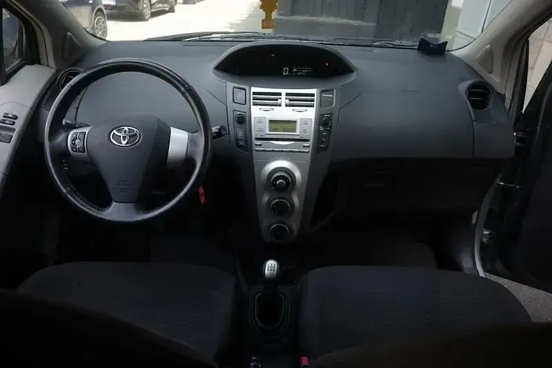 Usata Toyota Yaris Sol 69 CV (50 kW) 2006 Grigio Utilitaria