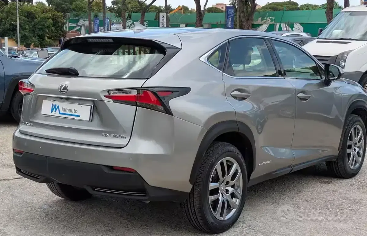 Usata Lexus NX300h 155 CV (114 kW) 2017 Blu SUV