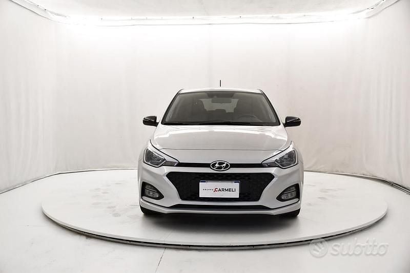 Usata Hyundai i20 75 CV (55 kW) 2020 Sleek silver Monovolume