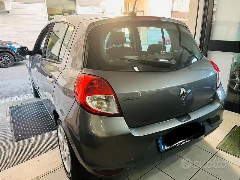 Usata Renault Clio II 72 CV (52 kW) 2010 Grigio Berlina