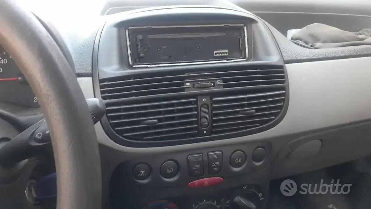 Usata Fiat Punto 60 CV (44 kW) 2002 Grigio Utilitaria