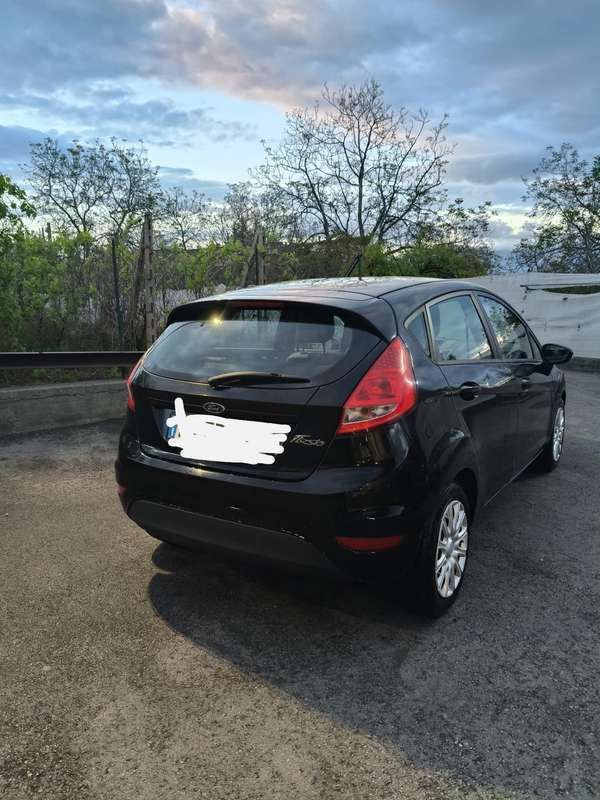 Nero Usata 2010 Ford Fiesta Due volumi | 2000 € (Ottimo prezzo) - Immagine 1/4