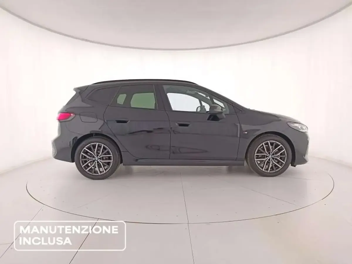 Usata BMW 218 Active Tourer M Sport 150 CV (110 kW) 2025 Black sapphire metallizzato Monovolume