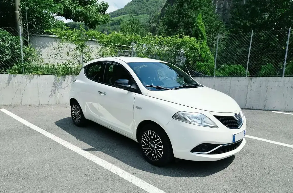 Usata Lancia Ypsilon Gold 69 CV (50 kW) 2017 Bianco Utilitaria