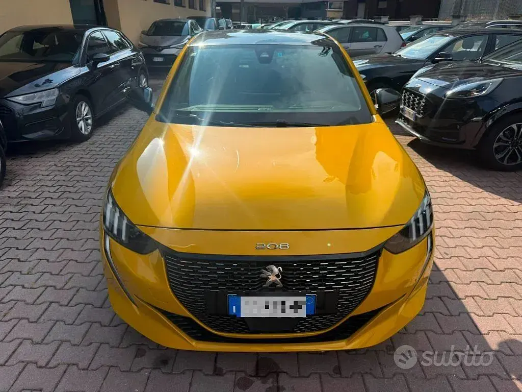 Usata Peugeot 208 GT-line 101 CV (74 kW) 2021 Senape Utilitaria