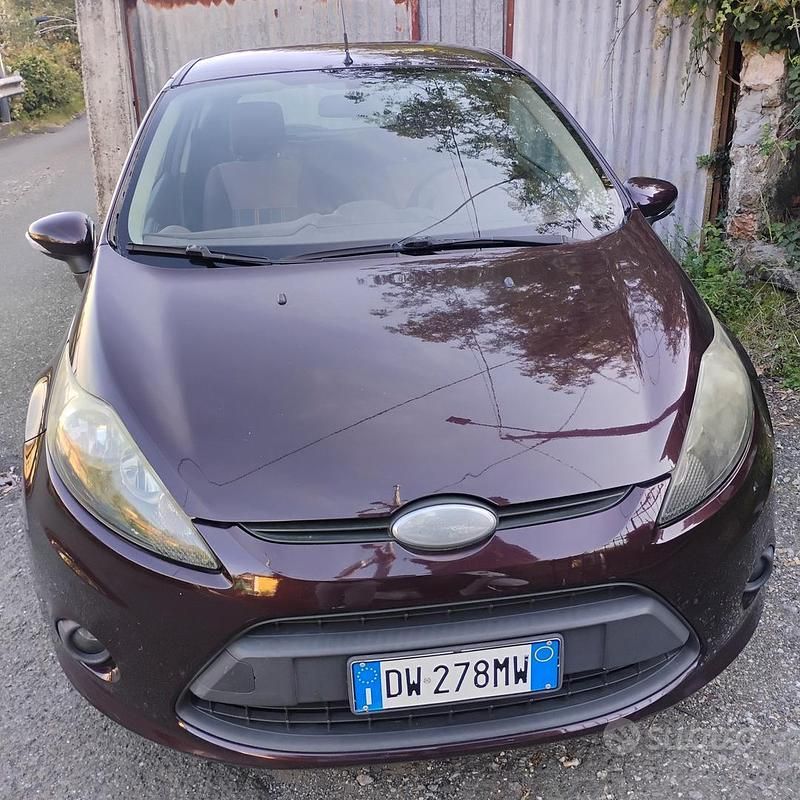 Rosso Usata 2010 Ford Fiesta Due volumi | 3000 € - Immagine 1/4