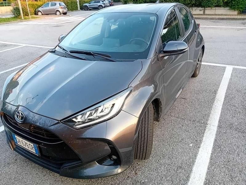 Grigio Usata 2022 Toyota Yaris Hybrid Trend Tre volumi | 17.000 € (Ottimo prezzo) - Immagine 1/1