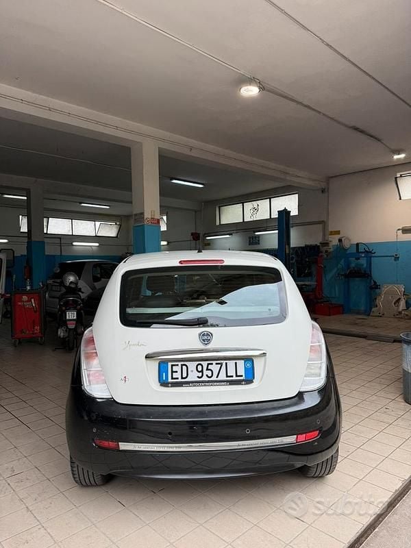 Usata Lancia Ypsilon 69 CV (50 kW) 2015 Nero Utilitaria