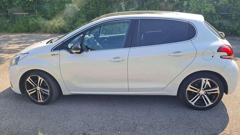 Usata Peugeot 208 GT-line 110 CV (80 kW) 2015 Utilitaria