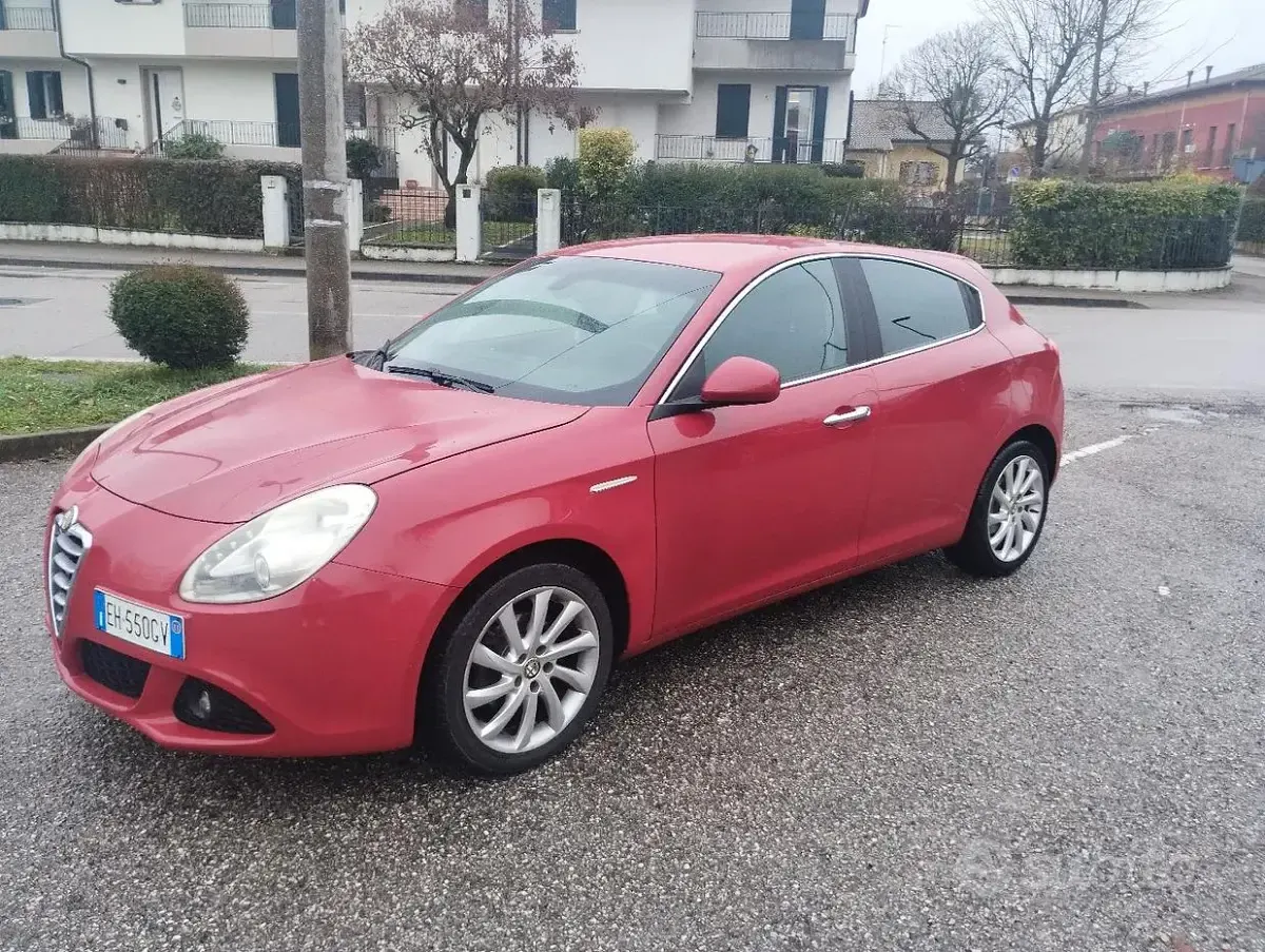 Usata Alfa Romeo Giulietta 105 CV (77 kW) 2011 Rosso Utilitaria