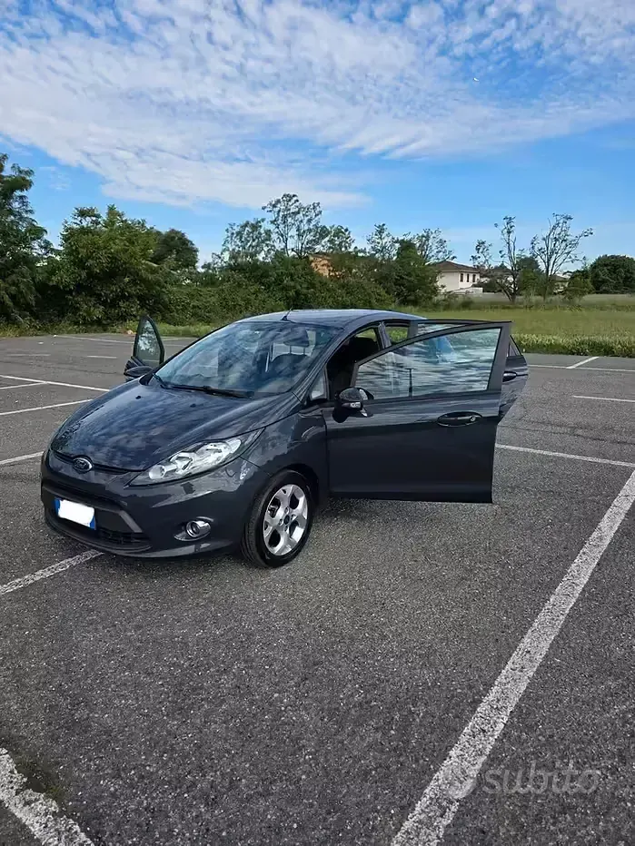 Usata Ford Fiesta 60 CV (44 kW) 2011 Blu Berlina