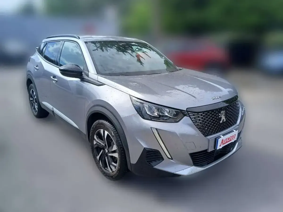 Usata Peugeot 2008 Allure 102 CV (75 kW) 2023 Argento metallizzato SUV