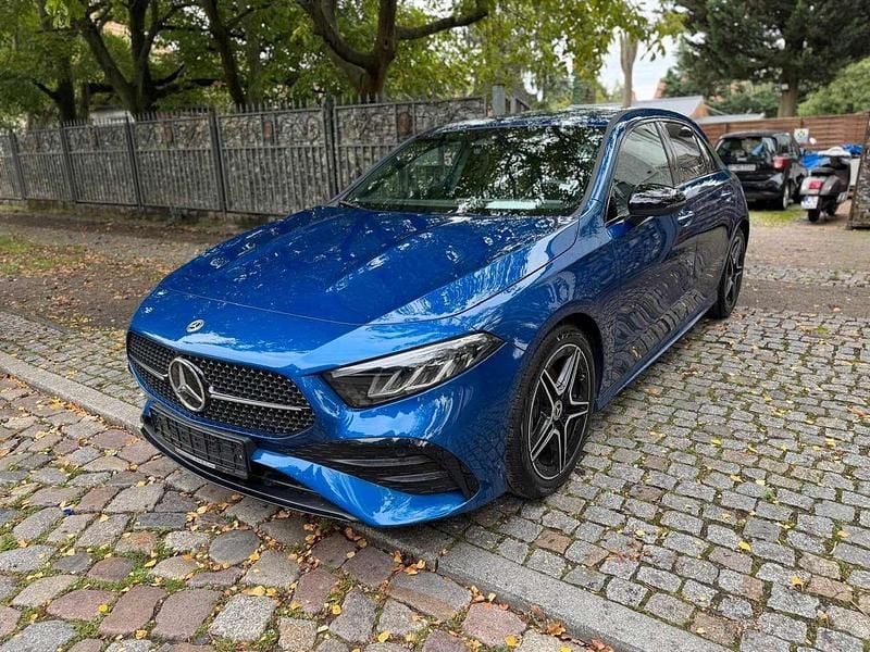 Blu/azzurro Usata 2024 Mercedes A200 AMG Line Premium Berlina | 33.500 € (Ottimo prezzo) - Immagine 1/4