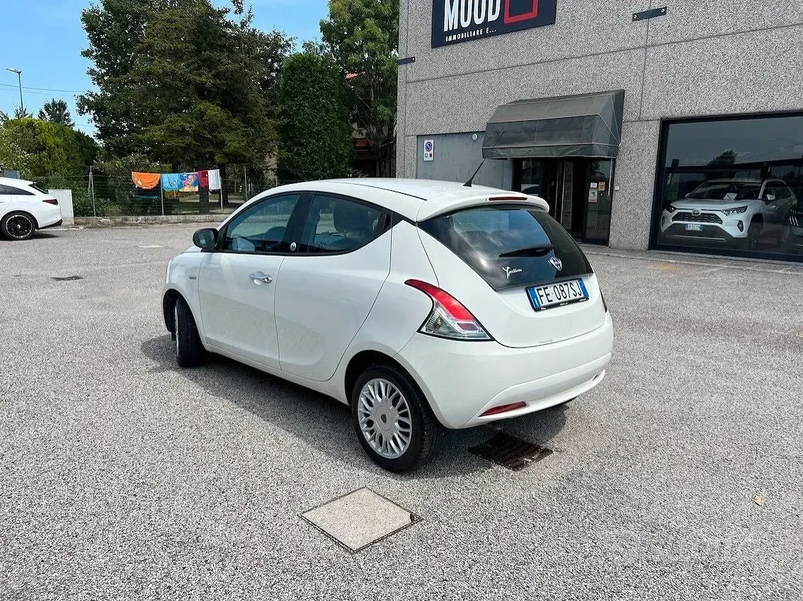 Usata Lancia Ypsilon Silver 69 CV (50 kW) 2016 Bianco Utilitaria