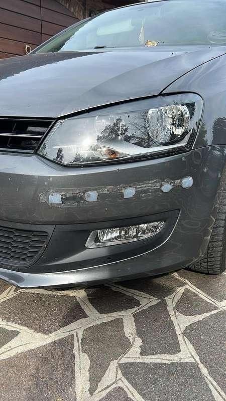 Grigio Usata 2013 VW Polo Comfortline Tre volumi | 7000 € (Buon prezzo) - Immagine 1/4