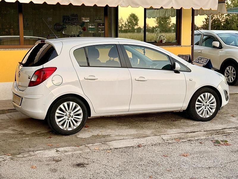 Usata Opel Corsa 75 CV (55 kW) 2011 Bianco Utilitaria