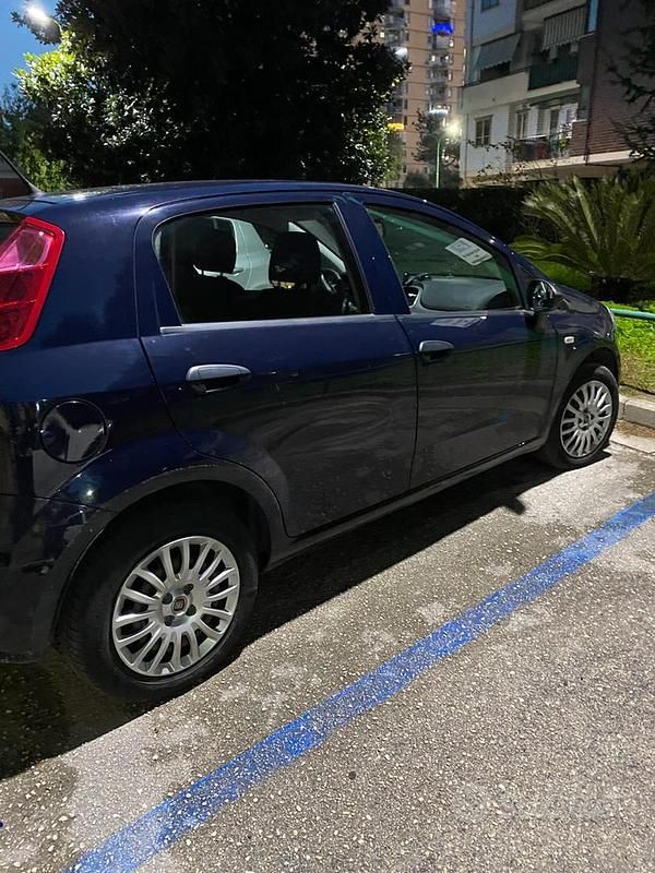 Blu Usata 2018 Fiat Punto Tre volumi | 8500 € (Cara) - Immagine 1/4