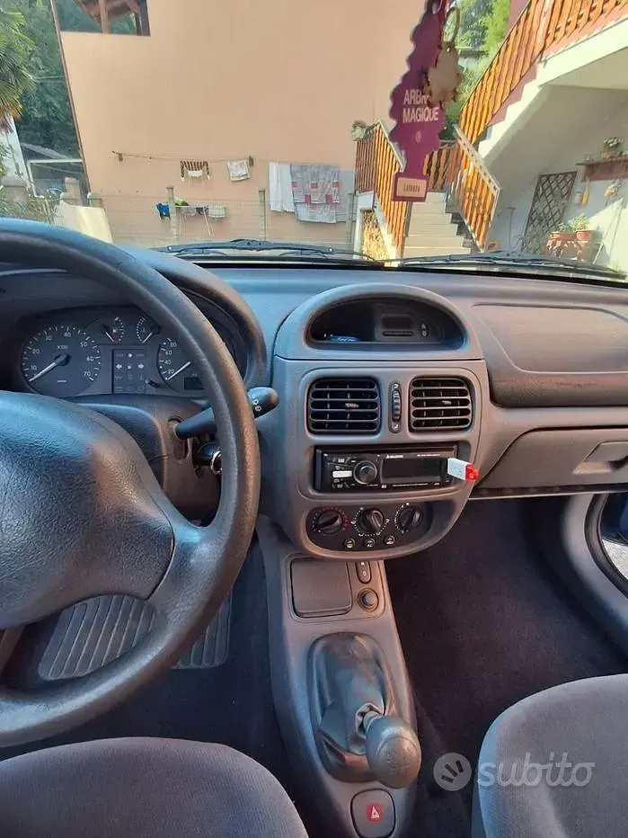 Usata Renault Clio 58 CV (42 kW) 2000 Bluazzurro Berlina